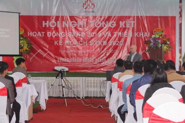 Đại diện khối Kinh doanh trình bày và phát biểu tại buổi lễ