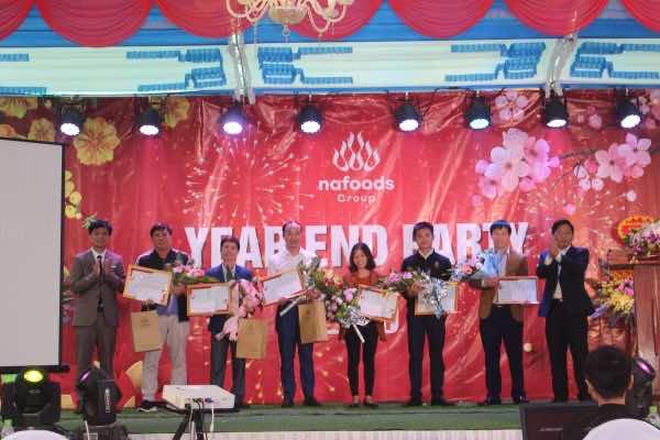 Lễ vinh danh tập thể cá nhân có nhiều đóng góp cho sự phát triển của công ty