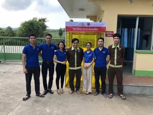 Thanh niên tự thiết kế buồng khử khuẩn.