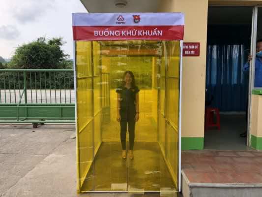 Buồng khử khuẩn được lắp thiết bị phun sương toàn thân, sương được phun 360 độ.