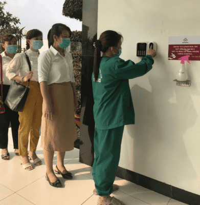 Hình ảnh quét vân tay, rửa tay sát khuẩn tại Nasoco