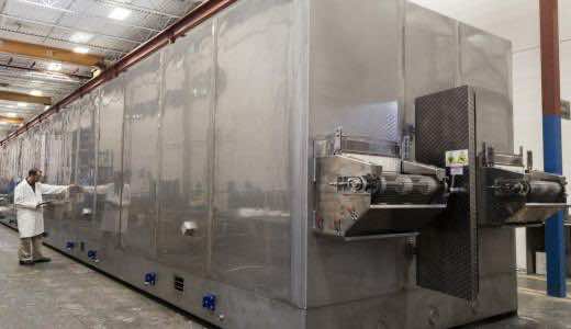 The IQF freezing line works on conveyor, freezing and re-freezing