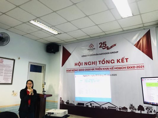 Bà Nguyễn Thị Trang - Phó Giám đốc tài chính trình bày tổng kết hoạt động sản xuất kinh doanh