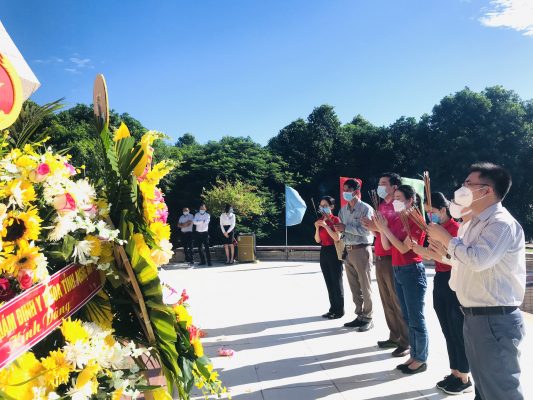 Nafoods dâng hoa, dâng hương tại Nghĩa trang liệt sỹ thành phố Vinh - Nghệ An;