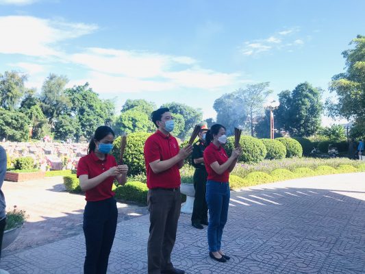 Nafoods dâng hoa, dâng hương tại Nghĩa trang liệt sỹ thành phố Vinh - Nghệ An;