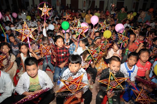 Các bạn nhỏ tại xã Diên Lãm, huyện Quỳ Châu chung vui trong đêm hội;
