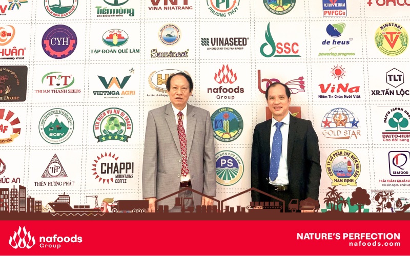 đại diện chanh leo nafoods nhận giải thương hiệu vàng nông nghiệp việt/Representative of Nafoods company at the honor ceremony to receiving the award