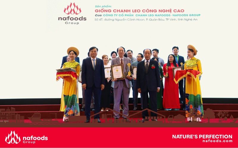 Hình ảnh PGS-TS Nguyễn Văn Viết- Viện trưởng viện nghiên cứu và phát triển nông nghiệp Nafoods nhận giải thưởng/Image of Associate Professor - Dr. Nguyen Van Viet - Director of Nafoods Agricultural Research and Development Institute receiving the award