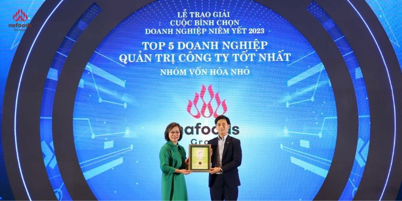 Đại diện nafoods nhận chứng nhận top 5 doanh nghiệp quản trị công ty tốt nhất/Representative of nafoods received certificate of top 5 best corporate governance enterprises
