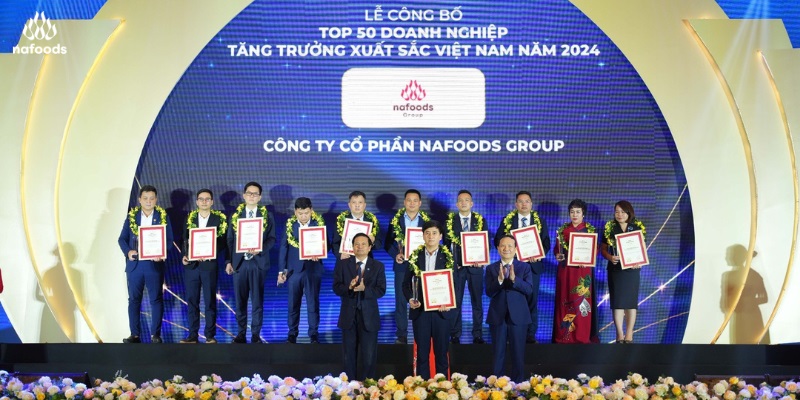 giám đốc mkt nafoods nhận chứng nhận tại lễ vinh danh