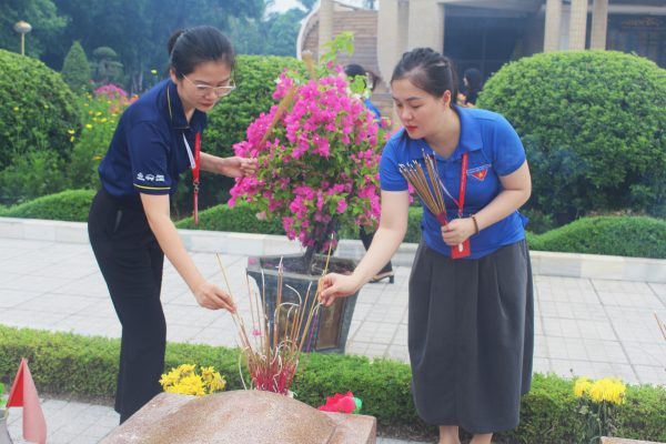 Đại diện các khối phòng ban trong hệ thống Nafoods Group cũng có mặt và thành kính dâng hương tưởng niệm;