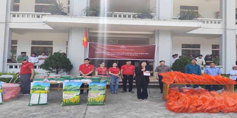 Đại diện Nafoods Group phát biểu, chia sẻ với đồng bào miền Bắc bị thiệt hại sau bão Yagi tại Sơn La;