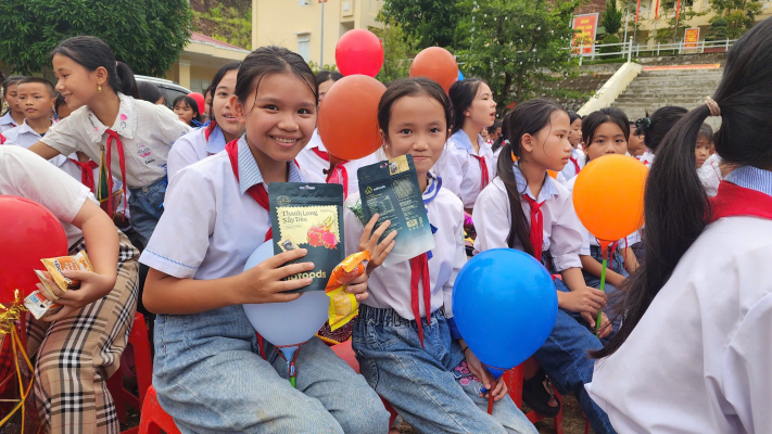 Các em nhỏ tham gia đêm hội thích thú khi được trải nghiệm sản phảm hoa quả sấy dẻo của Nafoods;