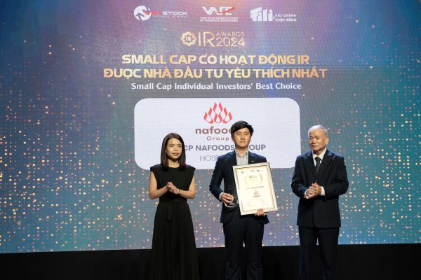 Ông Nguyễn Mạnh Cường – Giám đốc MKT – TT Nafoods Group đại diện công ty nhận giải "Small Cap Có Hoạt Động IR Được Nhà Đầu Tư Yêu Thích Nhất 2024"