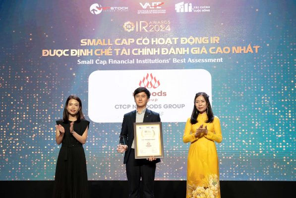 Ông Nguyễn Mạnh Cường – Giám đốc MKT – TT Nafoods Group đại diện công ty nhận giải "Small Cap Có Hoạt Động IR Được Định Chế Tài Chính Đánh Giá Cao Nhất 2024"