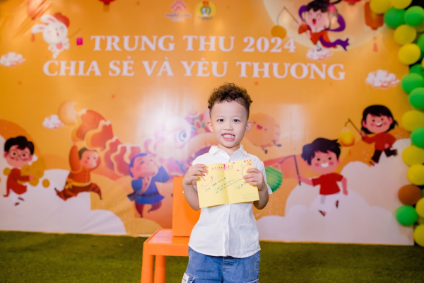 Các bạn nhỏ Nafoods tham gia hoạt động viết tâm thư gửi trẻ em vùng lũ lụt;