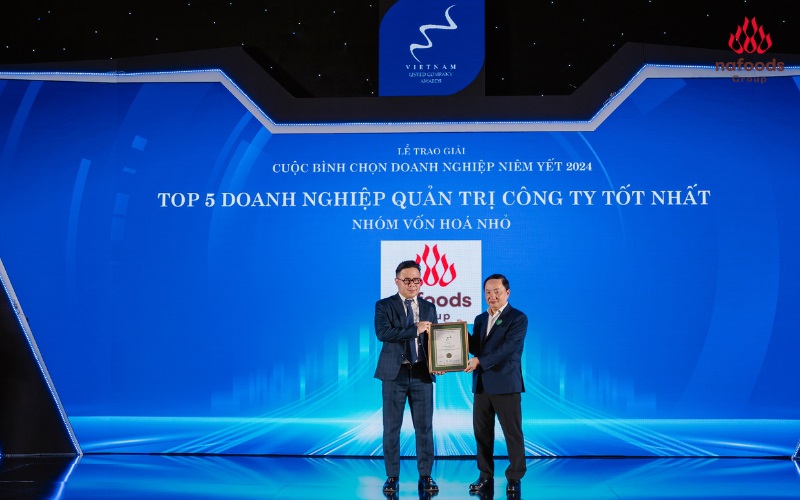 Ông Nguyễn Phi Bằng - Giám đốc tài chính Nafoods Group nhận chứng nhận Top 5 doanh nghiệp quản trị công ty tốt nhất 2024