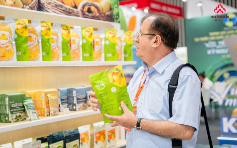 khách hàng quốc tế tại gian hàng nafoods