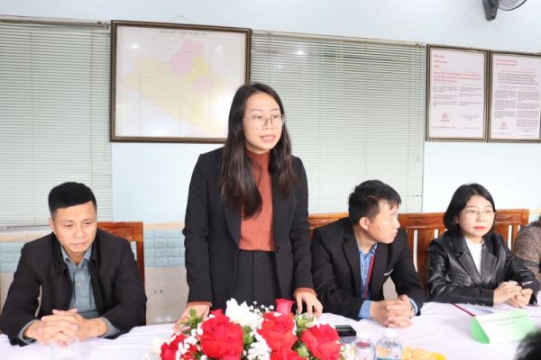 Bà Nguyễn Thị Trang, đại diện Công ty CP Nafoods Group đề xuất các nội dung liên quan đến vấn đề truy xuất, số hóa, quản lý vùng trồng, gắn với chế biến các loại trái cây, dược liệu trên địa bàn tỉnh Nghệ An;