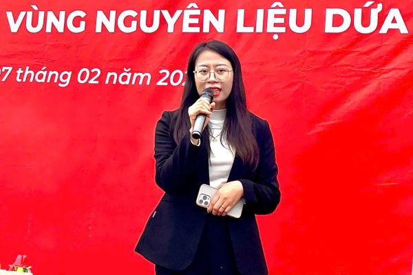 Bà Nguyễn Thị Trang phát biểu tại Lễ khởi công Dự án phát triển vùng nguyên liệu dứa tại huyện miền núi Quế Phong;