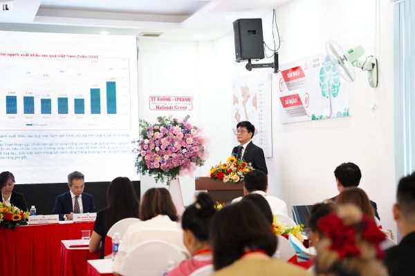 Ông Nguyễn Mạnh Hùng, Phó Chủ tịch HĐQT/Tổng giám đốc Công ty trình bày báo cáo trước đại hội;