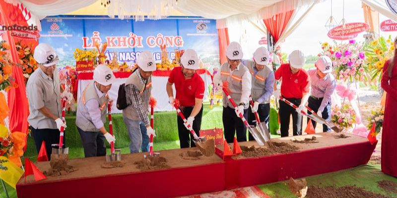 Đại diện Nafoods và đơn vị thi công tiến hành nghi thức khởi công dự án Nasoco giai đoạn 2;