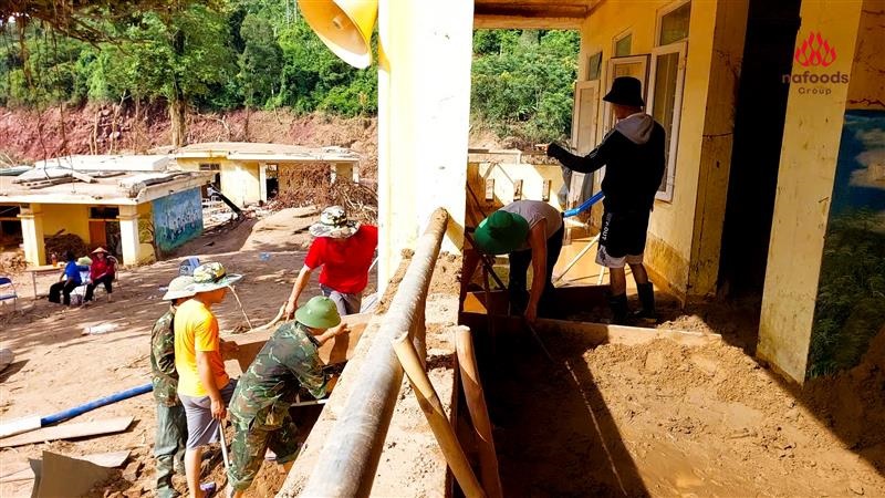 Nafoods nhanh chóng chung tay cùng nhà trường triển khai công tác dọn dẹp hậu quả do mưa lũ gây ra;