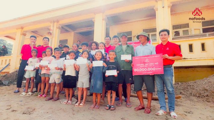 Đại diện đoàn Nafoods trao quà cho học sinh và Trường PTBT tiểu học Mỹ Lý 2;