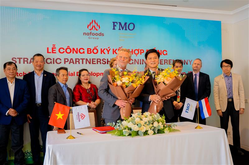 đại diện nafoods và fmo ký kết hợp đồng