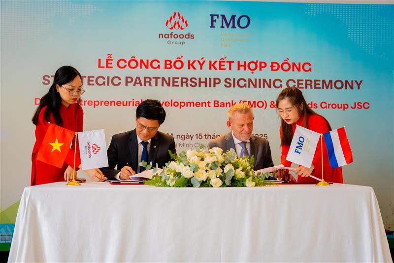 đại diện nafoods và fmo ký kết hợp đồng