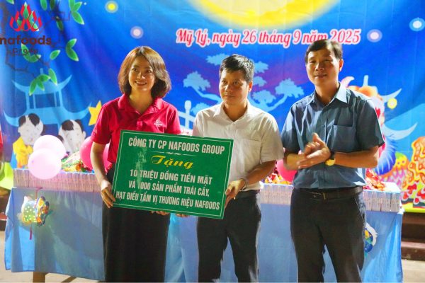 Đại diện Nafoods trao quà cho các em nhỏ trong chương trình Vầng trăng yêu thương mùa 12;