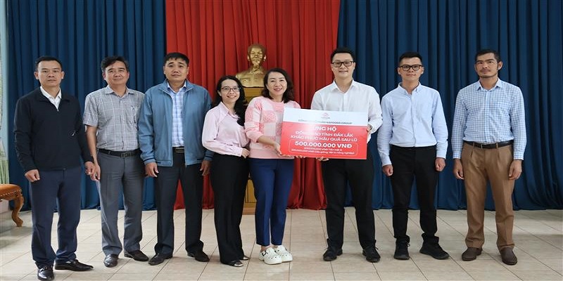 Đại diện Nafoods và đối tác trao quà hỗ trợ cho UBMTTQ tỉnh Đắc Lắk