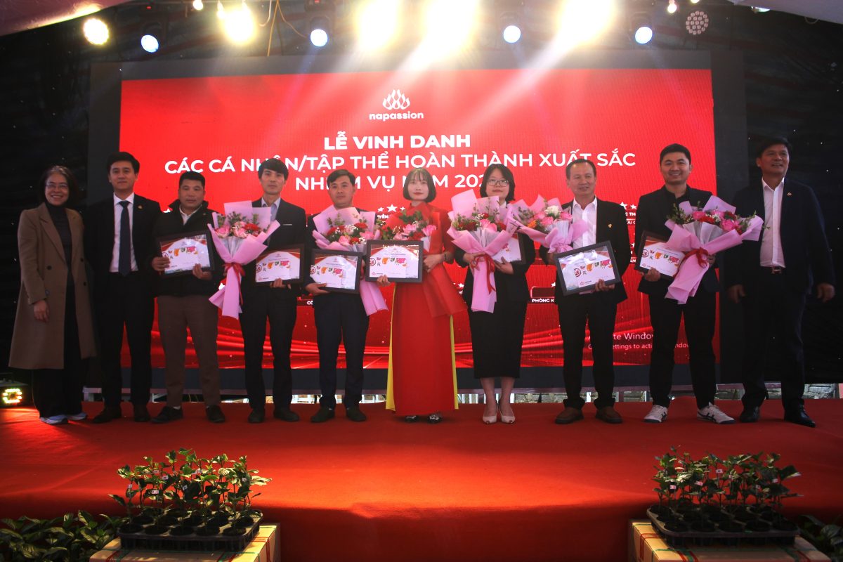 Đội ngũ kỹ thuật viên trực tiếp tại vườn đến các phòng ban chuyên môn được vinh danh tại buổi lễ