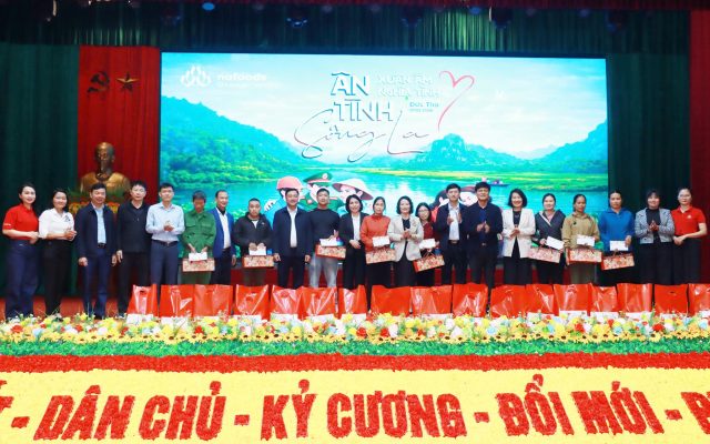 Nafoods Group phối hợp với chính quyền địa phương trao 100 suất quà tại chương trình.