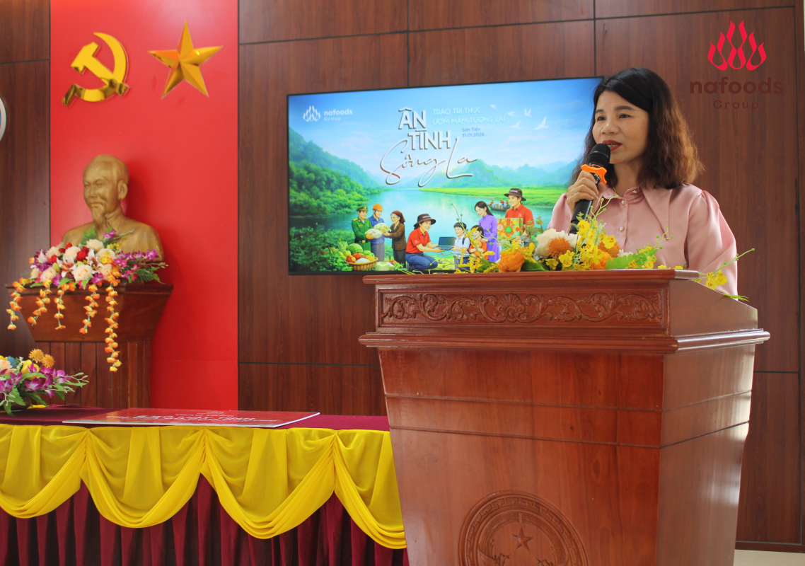 Cô Hà Thị Minh Hải - Bí thư chi bộ, Hiệu trưởng nhà trường phát biểu tại buổi lễ