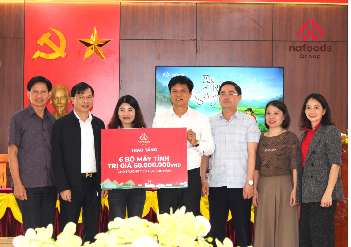 Ông Nguyễn Mạnh Hùng đại diện Nafoods Group tặng biểu trưng quà tặng 06 máy tính bàn cho Trường THCS Nguyễn Khắc Viện