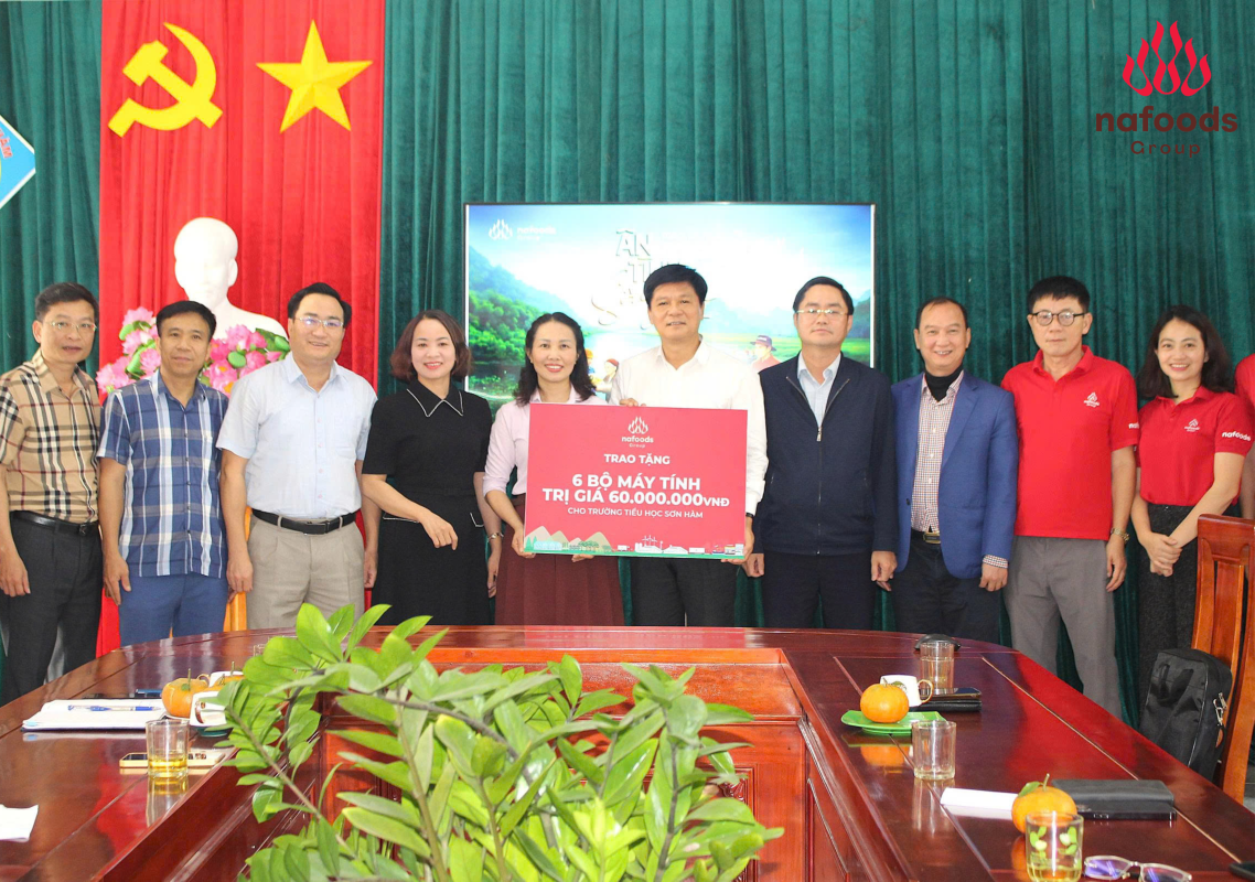 Ông Nguyễn Mạnh Hùng và thành viên đoàn trao bảng biểu trưng quà tặng là 06 máy tính cho Trường tiểu học Sơn Hàm