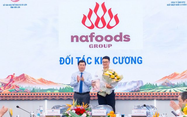 Đại diện Nafoods Group chụp ảnh lưu niệm cùng Ban tổ chức tại buổi họp báo