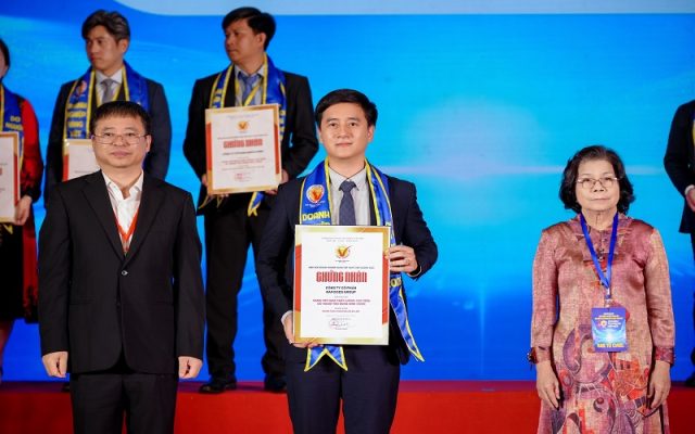 Đại diện Nafoods Group nhận chứng nhận Hàng Việt Nam Chất lượng cao 2026 - Do người tiêu dùng bình chọn.