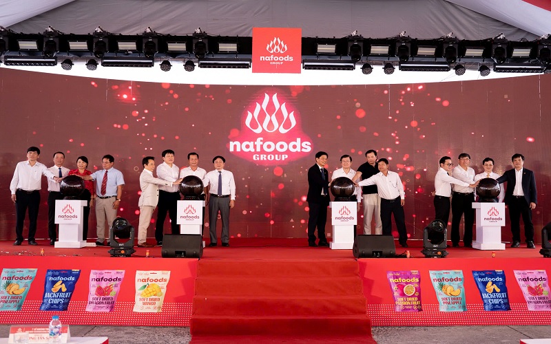 Đại diện Nafoods và khách mời nhấn nút khánh thành nhà máy Nafoods Long An giai đoạn 2