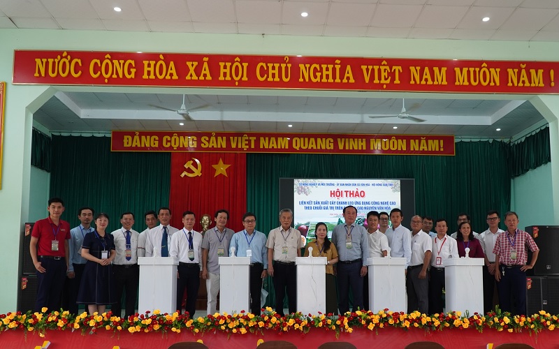 Nghi thức bấm nút khởi động Dự án Liên kết sản xuất cây chanh leo ứng dụng công nghệ cao theo chuỗi giá trị trên địa bàn xã Vân Hòa;