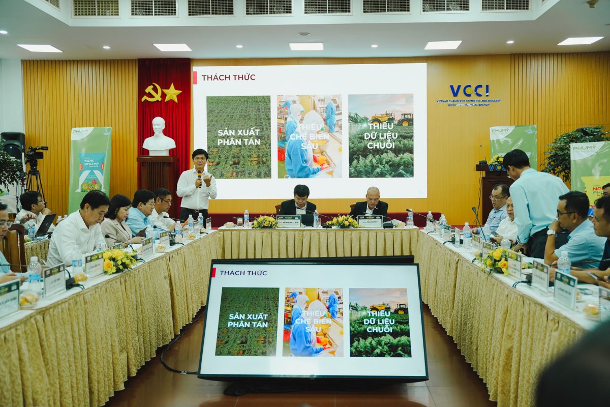 Ông Nguyễn Mạnh Hùng - Nhà sáng lập/Tổng giám đốc Nafoods Group trình bày tham luận tại diễn đàn.