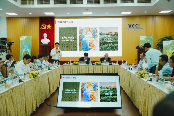 Ông Nguyễn Mạnh Hùng - Nhà sáng lập/Tổng giám đốc Nafoods Group trình bày tham luận tại diễn đàn.
