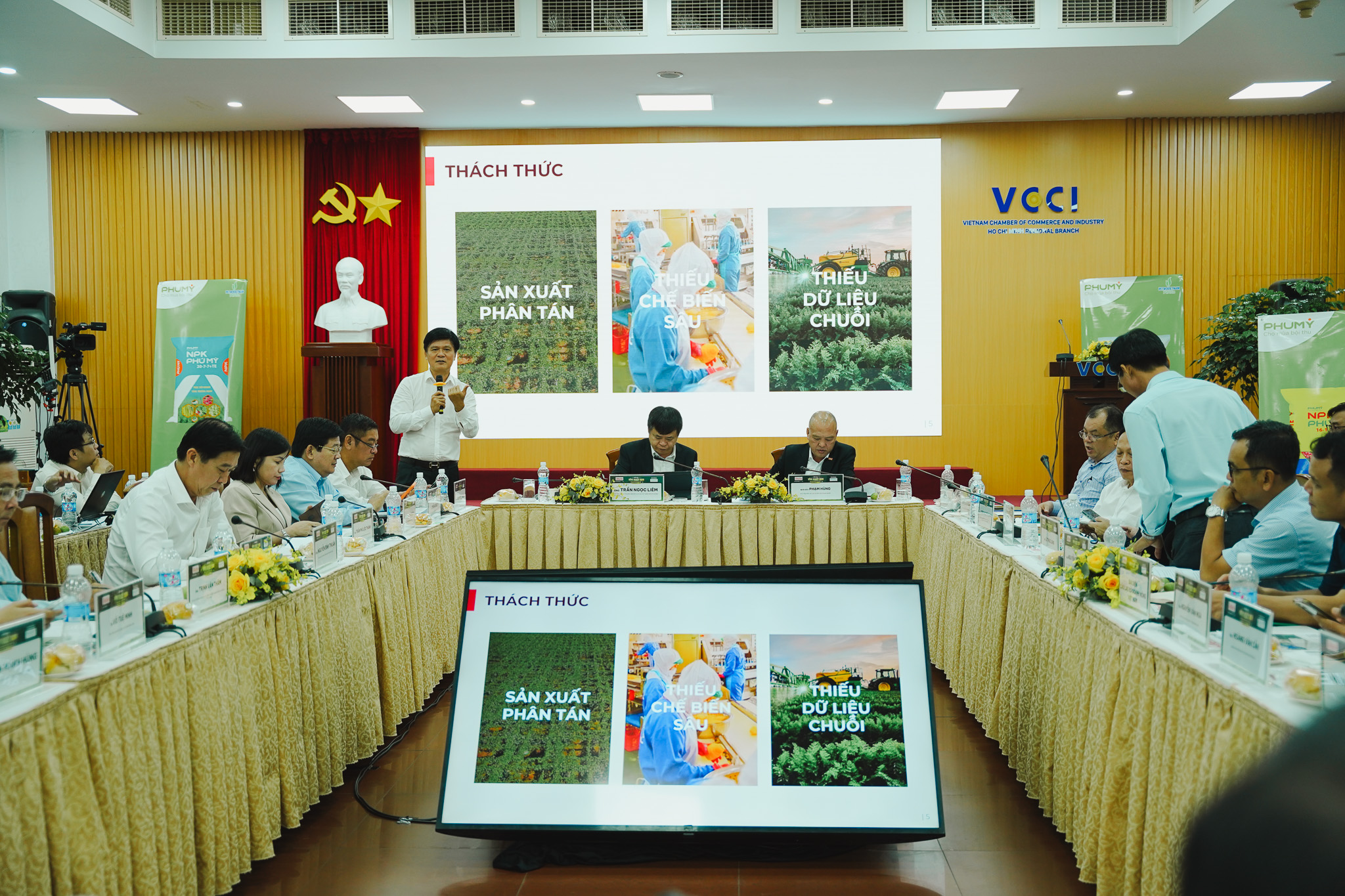 Ông Nguyễn Mạnh Hùng - Nhà sáng lập/Tổng giám đốc Nafoods Group trình bày tham luận tại diễn đàn.