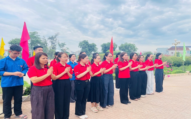 Nafoods thành kính dâng hương tại Nghĩa trang Liệt sĩ thành phố Vinh (cũ).
