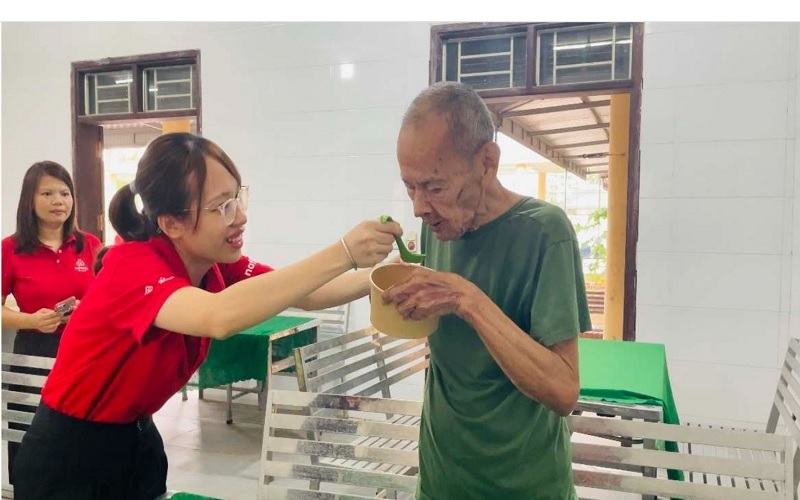 Ngoài thăm hỏi, động viên và trao quà, Cán bộ nhân viên Nafoods - Trụ sở Vinh còn tham gia hoạt động hỗ trợ các bác thương bệnh binh tại trung tâm, đang gặp khó khăn trong vận động.